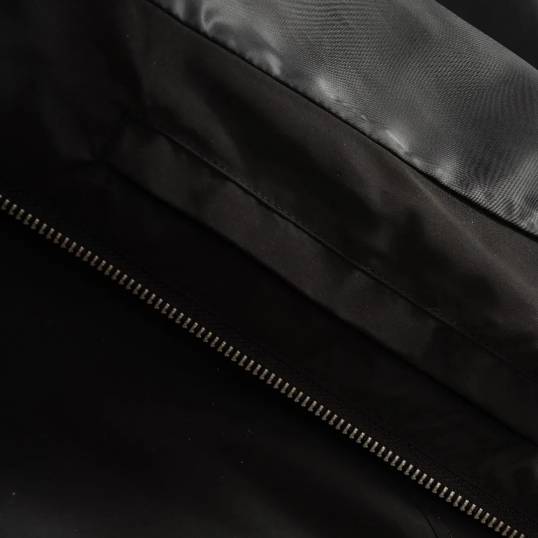 P550 SAINT LAURENT printed hooded jacket Fabric selection: 100% polyester fiber is used to create a tough protective outer layer. It is known for its excellent tear resistance and wear resistance. It can quickly return to flatness during wearing and maintain the crisp and stylish appearance of the clothing for a long time. At the same time, it is not easy to deform after long-term washing, ensuring dimensional stability.  Lining selection: 58% cupro + 42% cotton blend. Cupro ammonia fiber is known as "breathing rayon". Its surface is smooth and soft, and it feels as smooth as silk, cold and silky. The addition of cotton provides natural skin-friendliness. The combination of the two gives the lining a top-notch skin-friendly experience.  Process: The letters are firmly attached to the chest through heat pressing to form a washable and friction-resistant SAINT LAURENT logo print.   Stand collar and dropped shoulders, with round rib drawstring hem.  Accessories: One-to-one customized zipper puller, one-to-one customized collar label, etc. SIZE: 46 48 50 52